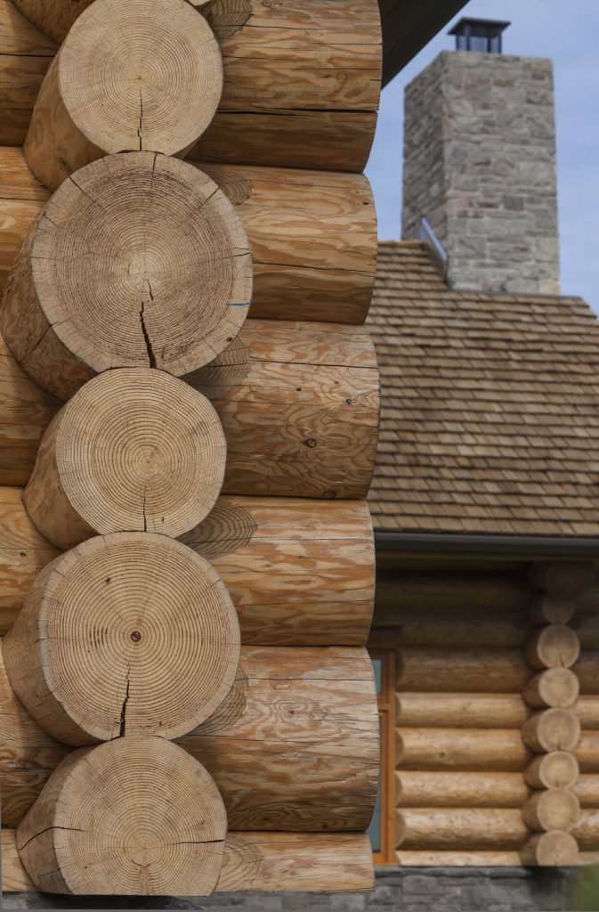 Full scribe log home corner made by Knaughty Log Homes in Oregon